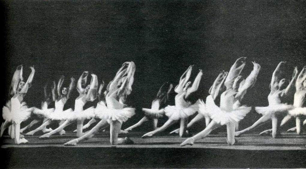 Сцена «Теней» из балета «Баядерка». Фотография из личного архива Фёдора Лопухова. 1900 год