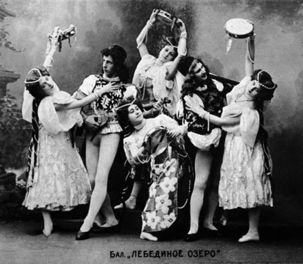 Сцена из балета «Лебединое озеро» Петра Чайковского (балетмейстеры — Мариус Петипа и Лев Иванов). 1895 год