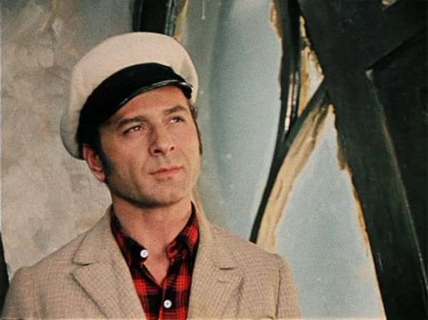 Арчил Гомиашвили в роли Остапа Бендера в художественном фильме Леонида Гайдая «Двенадцать стульев» (1971)