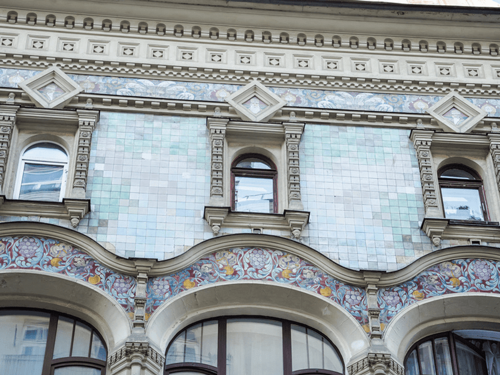 Фрагмент фасада здания Саввинского подворья. Москва. Фотография: Алёшина Оксана / фотобанк «Лори»