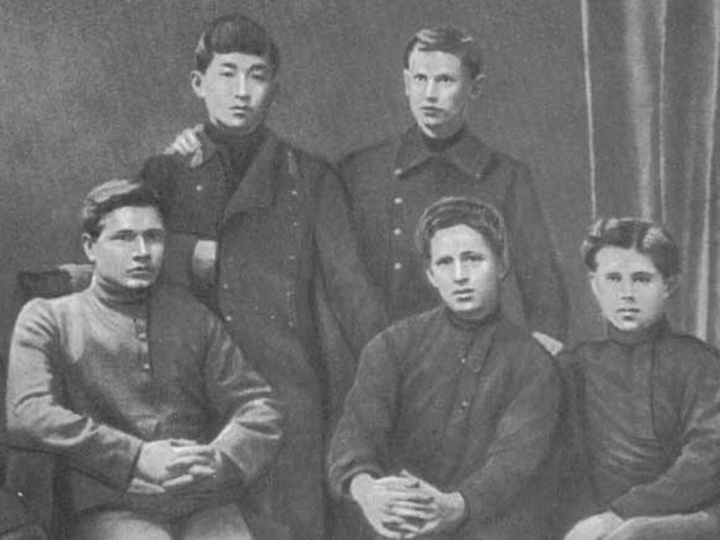 Александр Фадеев (стоит справа) среди учеников коммерческого училища. 1915. Владивосток. Фотография: molodguard.ru
