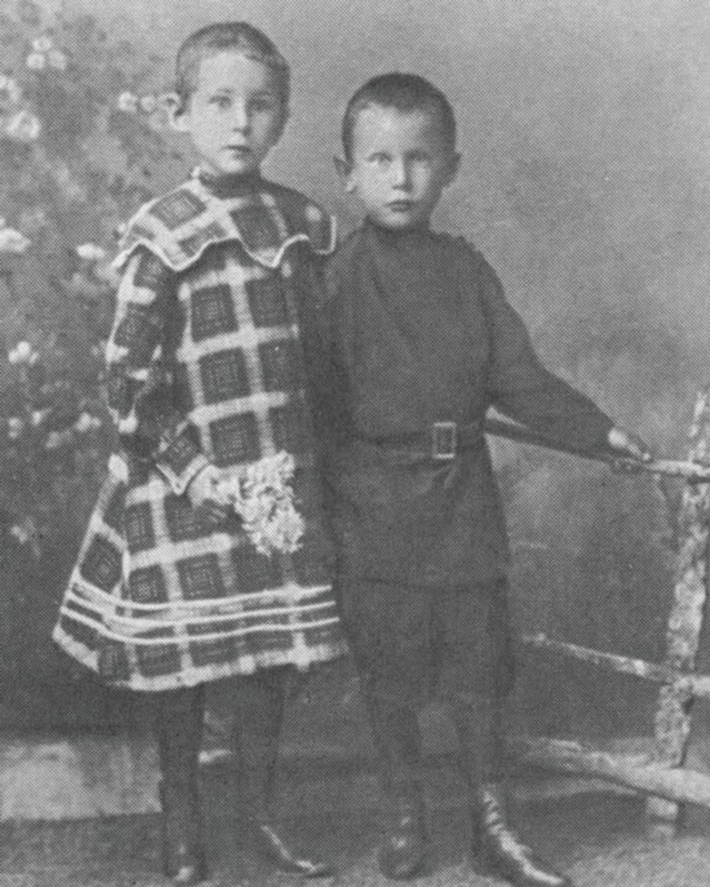 Александр Фадеев со старшей сестрой Татьяной. 1907. Фотография: molodguard.ru