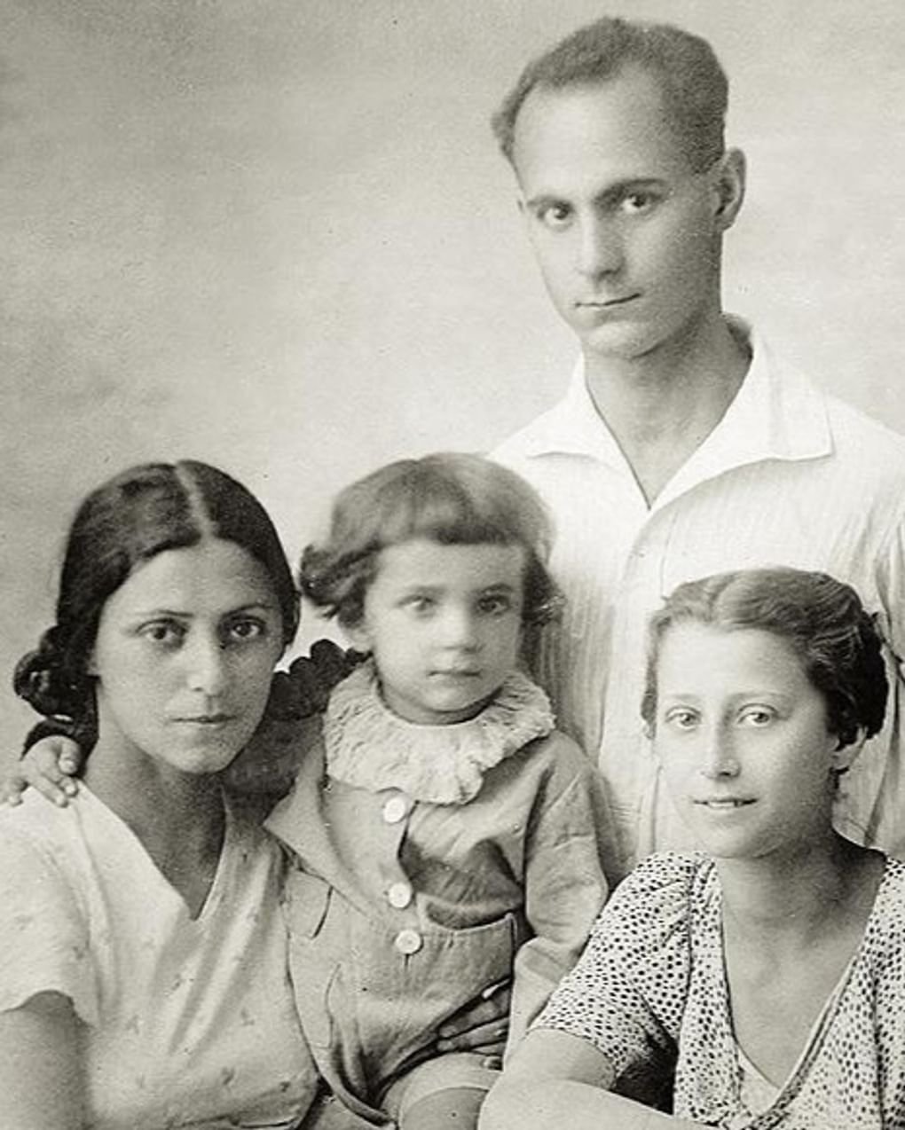 Майя Плисецкая (крайняя справа) с матерью Рахиль Мессерер, братом Азарием и дядей Аминадавом Мессерером. 1938. Фотография: womanhit.ru