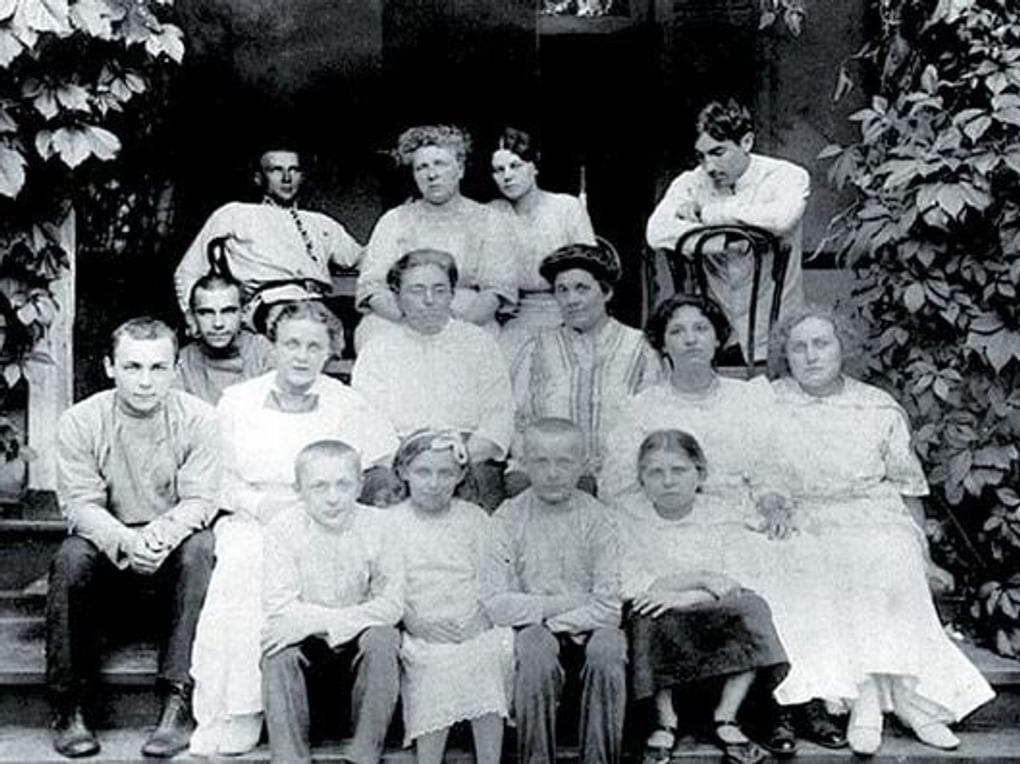 Семья Булгаковых в Буче. В верхнем ряду слева направо: Михаил Булгаков с матерью Варварой Булгаковой и первой женой — Татьяной Лаппа. 1913. Фотография: wikipedia.org