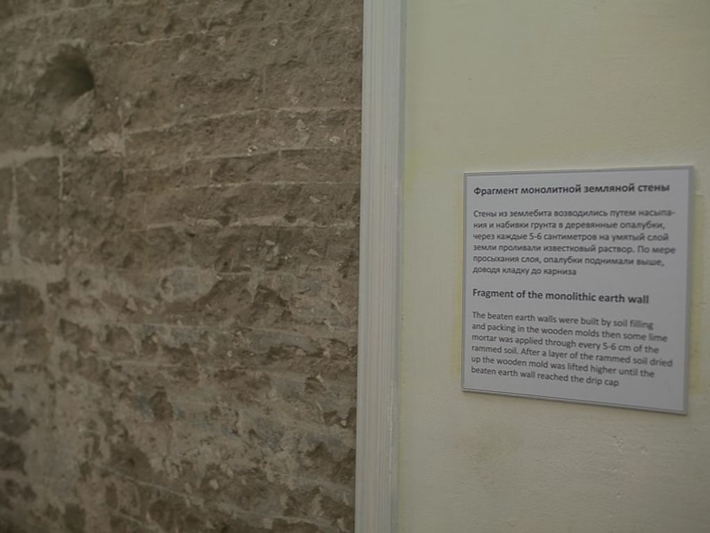Фрагмент монолитной земляной стены в Приоратском дворце. Фотография: Юлия Гуляева / sestrik.com