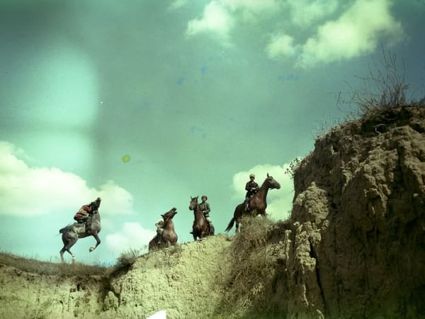 Кадр из художественного фильма Эдмонда Кеосаяна «Неуловимые мстители» (1966)