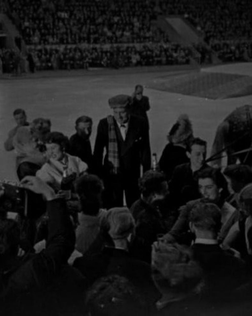 Иван Козловский (стоит в центре) на стадионе. 1 декабря 1956–31 января 1957. Москва. Семен Мишин-Моргенштерн / Мультимедиа арт музей, Москва