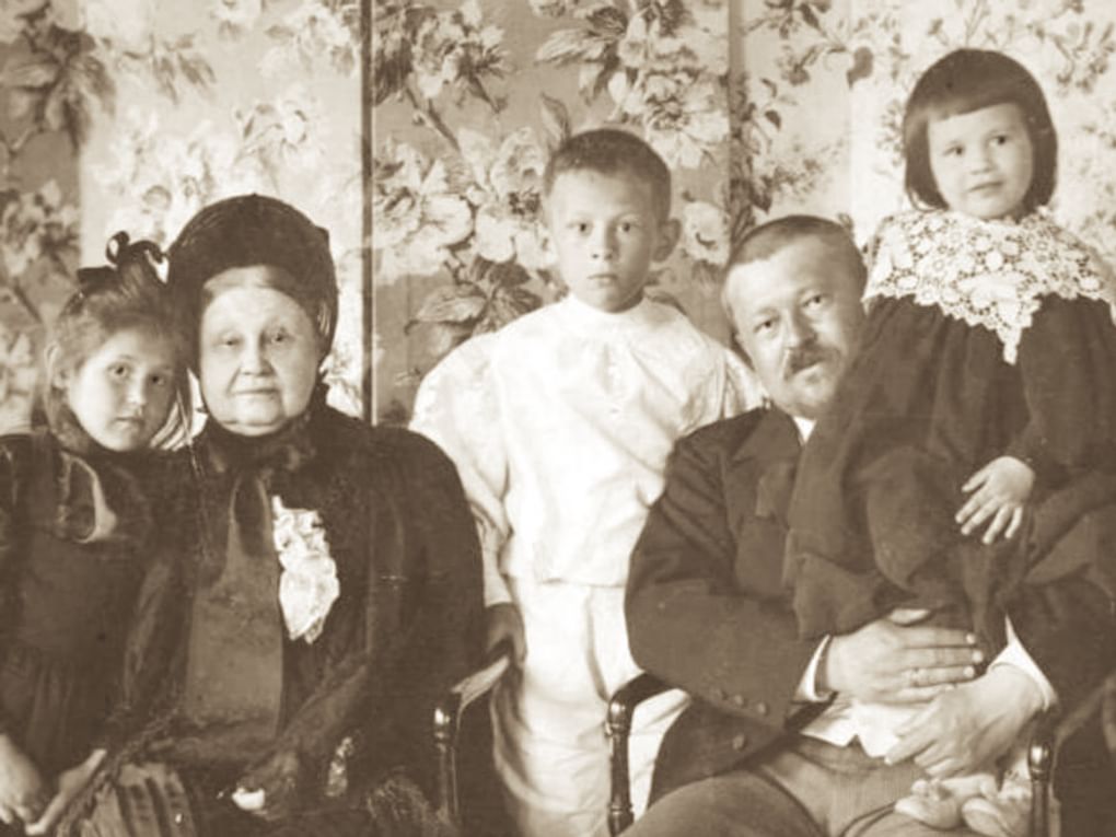 Савва Морозов с матерью и детьми — Тимофеем, Марией и Еленой. 1898 год. Фотография: Мультимедиа Арт Музей, Москва