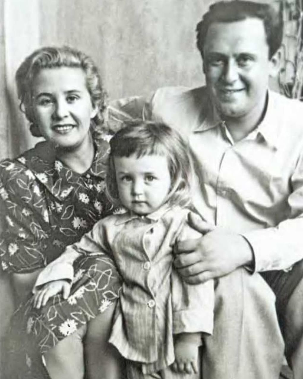 Борис Ливанов с женой Евгенией и сыном Василием. Фотография: 24smi.org
