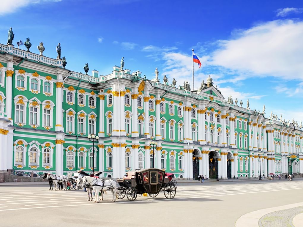 Вид на Зимний дворец и Дворцовую площадь, Санкт-Петербург. Фотография: Vitas / фотобанк «Лори»