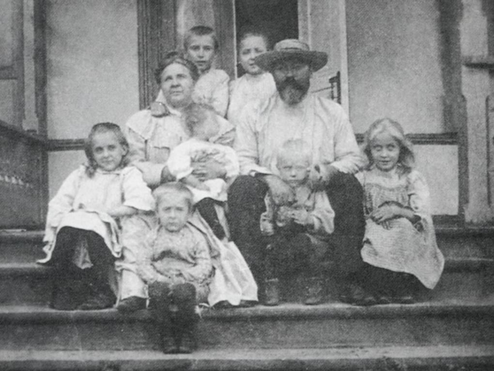Михаил Булгаков (слева в верхнем ряду) с семьей. 1902. Фотография: wikipedia.org